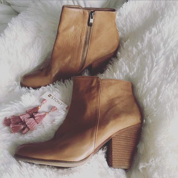 Vince Camuto Shoes - NWT Vince Camuto real leather tan booties